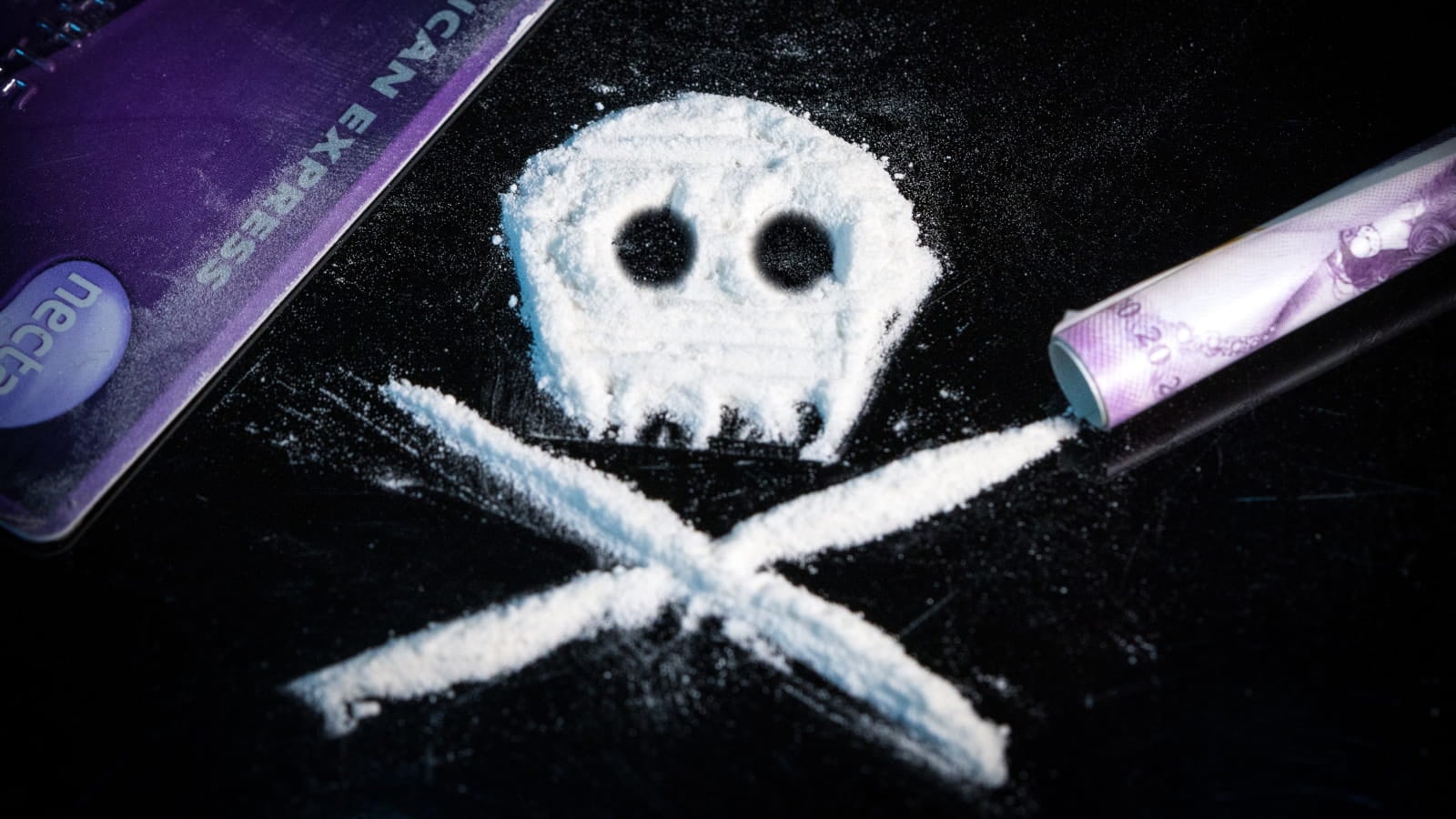 drugs-in-skull-crossbone-shape Drug skull